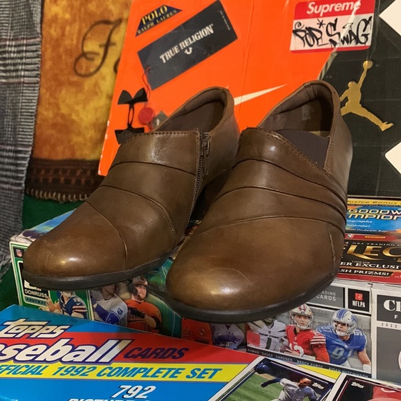 EARTH-women’s brown leather ‘GLORY BARK’ low zip-ankle heeled booties - Picture 4 of 10